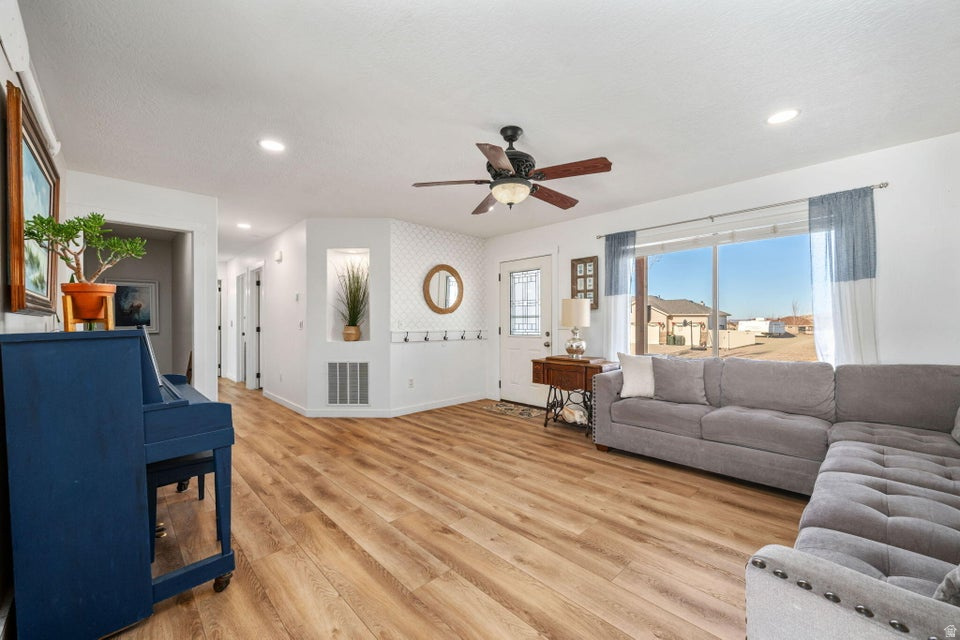 2026 E SADDLEBACK VIEW DR Enoch, UT 84721