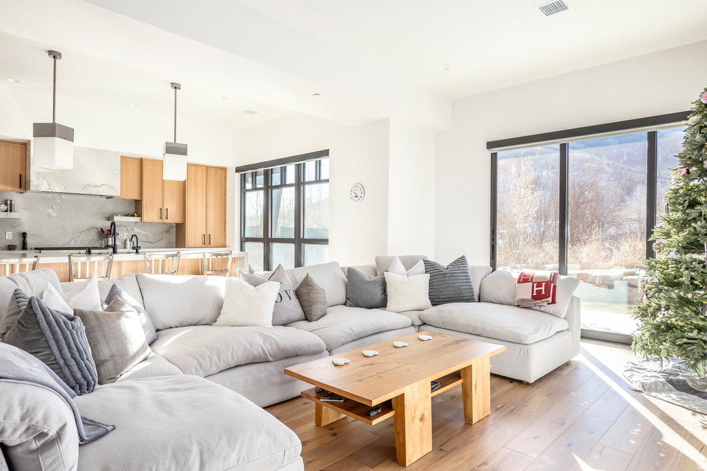 1907 STONE HOLLOW. CT Park City, UT 84098