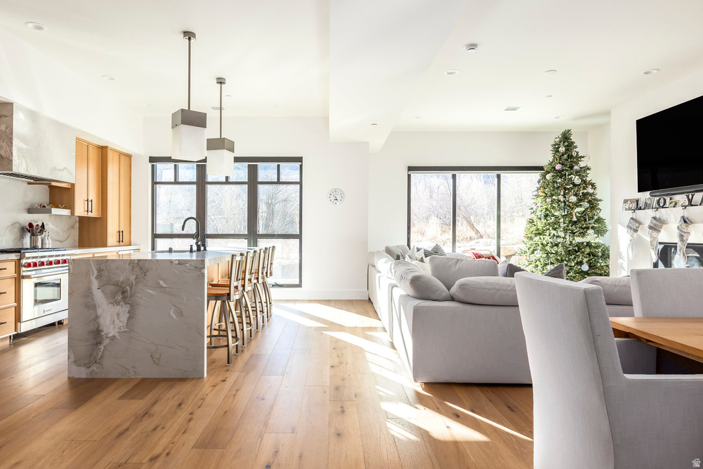 1907 STONE HOLLOW. CT Park City, UT 84098