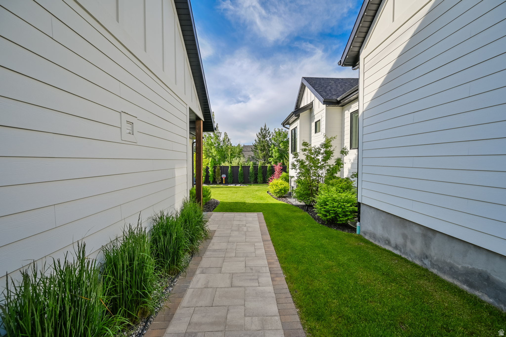 8122 S WILLOW CV Cottonwood Heights, UT 84093