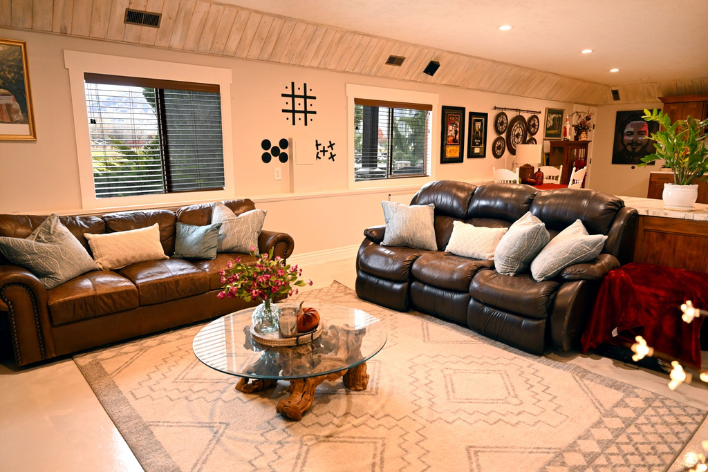 2058 COMANCHE WAY Farmington, UT 84025