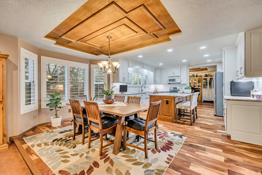 1972 E EVERLEIGH CIR Sandy, UT 84093