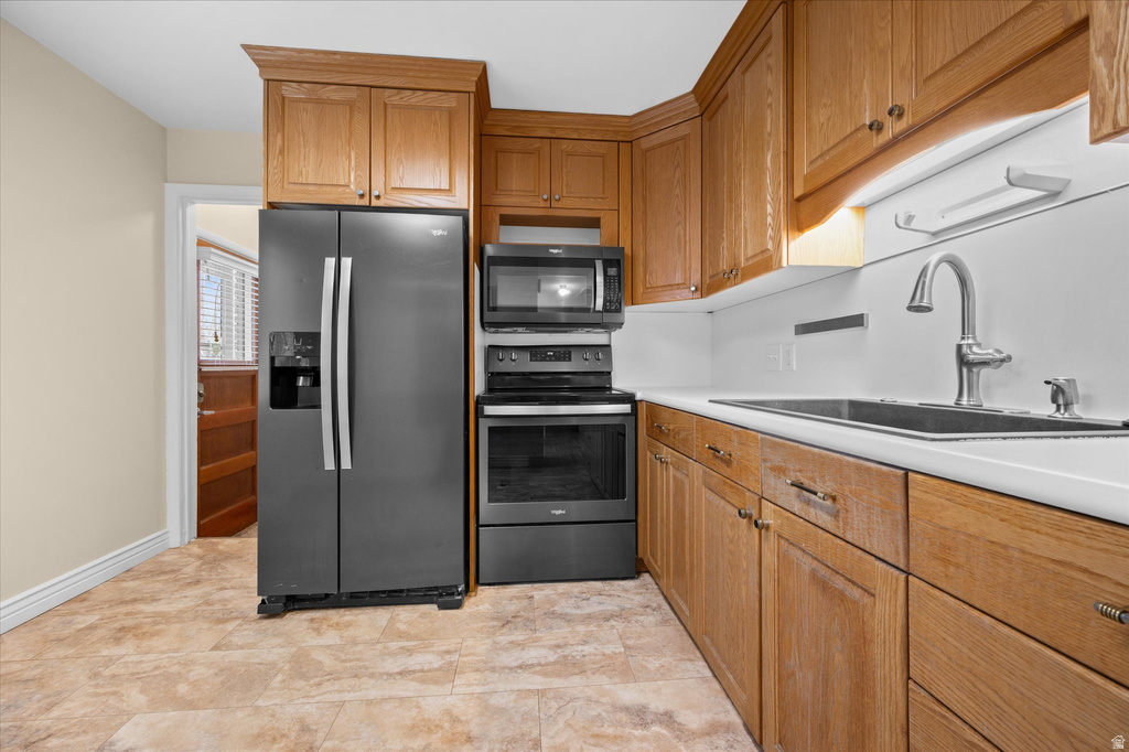 221 W OLYMPUS CIR Midvale, UT 84047