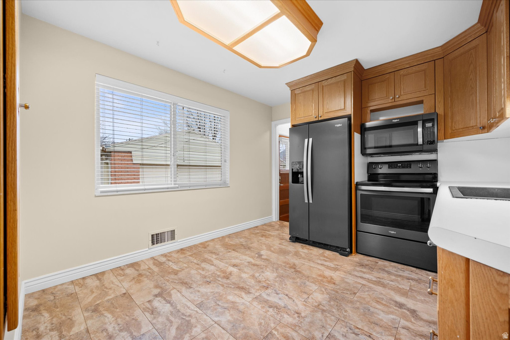 221 W OLYMPUS CIR Midvale, UT 84047