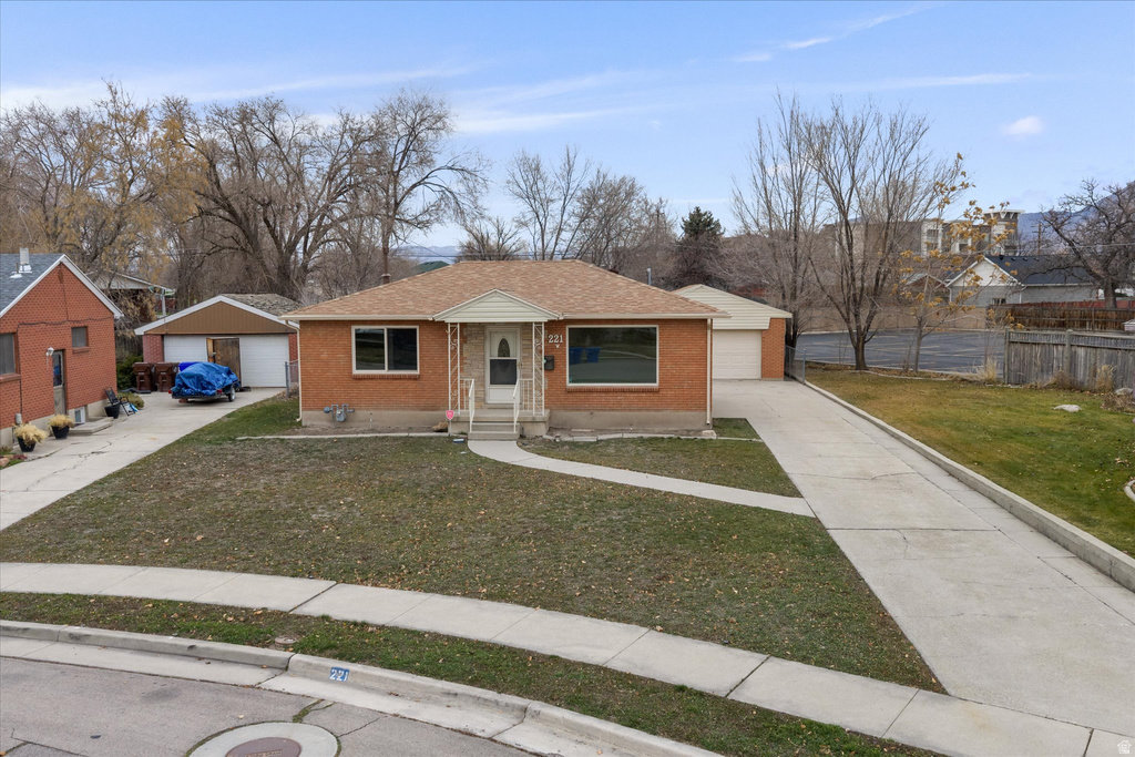 221 W OLYMPUS CIR Midvale, UT 84047
