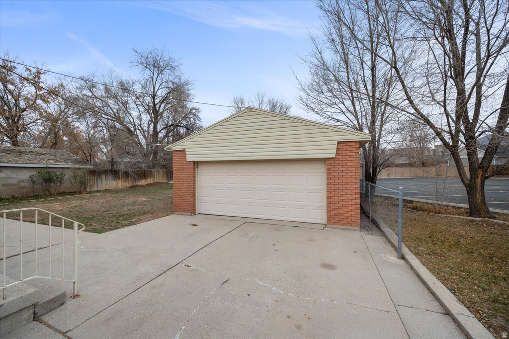 221 W OLYMPUS CIR Midvale, UT 84047