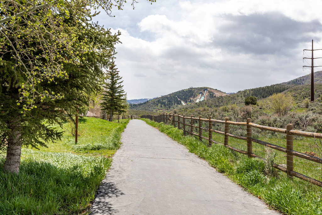 6677 N 2200 W #C204 Park City, UT 84098