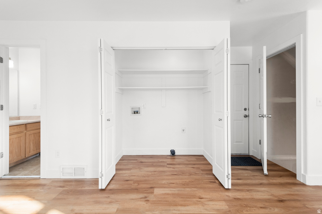 8246 S CREEKWOOD CIR West Jordan, UT 84088