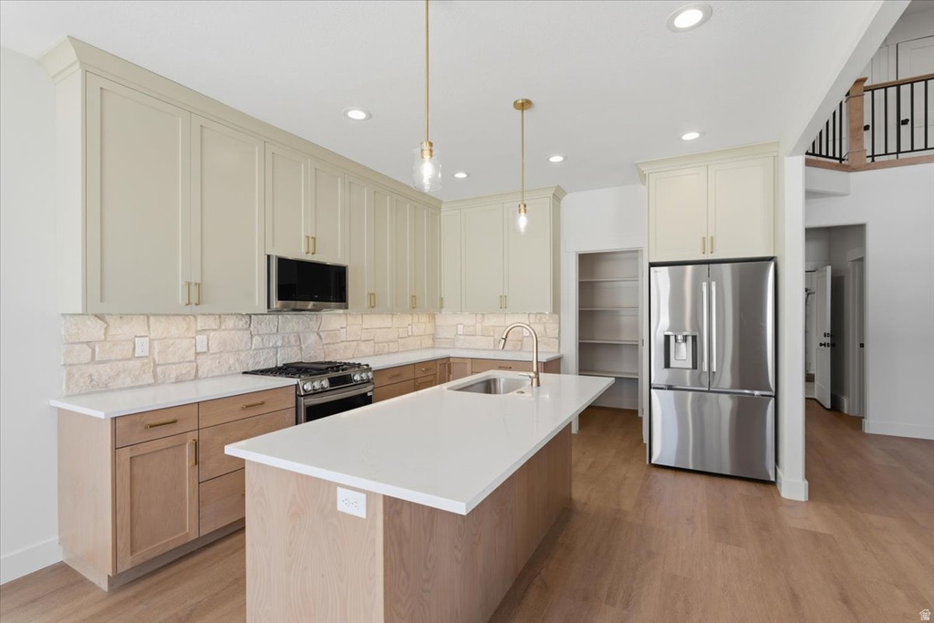 1048 E LESTER DR South Weber, UT 84405