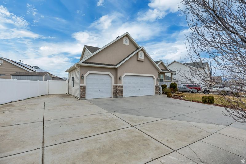 5712 W PLUMBAGO AVE Kearns, UT 84118