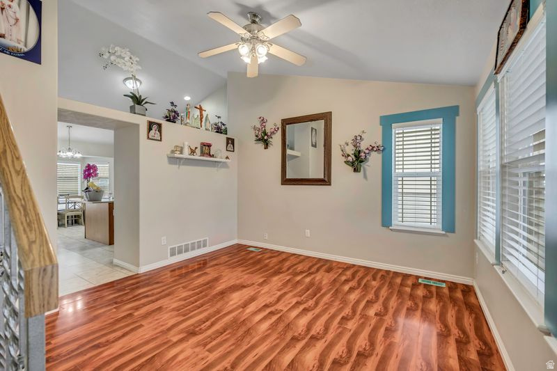 5712 W PLUMBAGO AVE Kearns, UT 84118