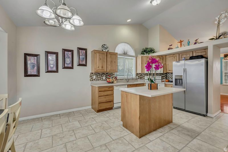 5712 W PLUMBAGO AVE Kearns, UT 84118