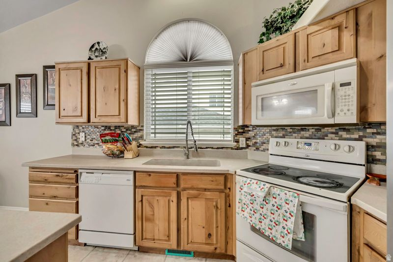 5712 W PLUMBAGO AVE Kearns, UT 84118