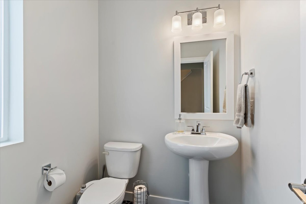 1196 W CLARK LN Farmington, UT 84025