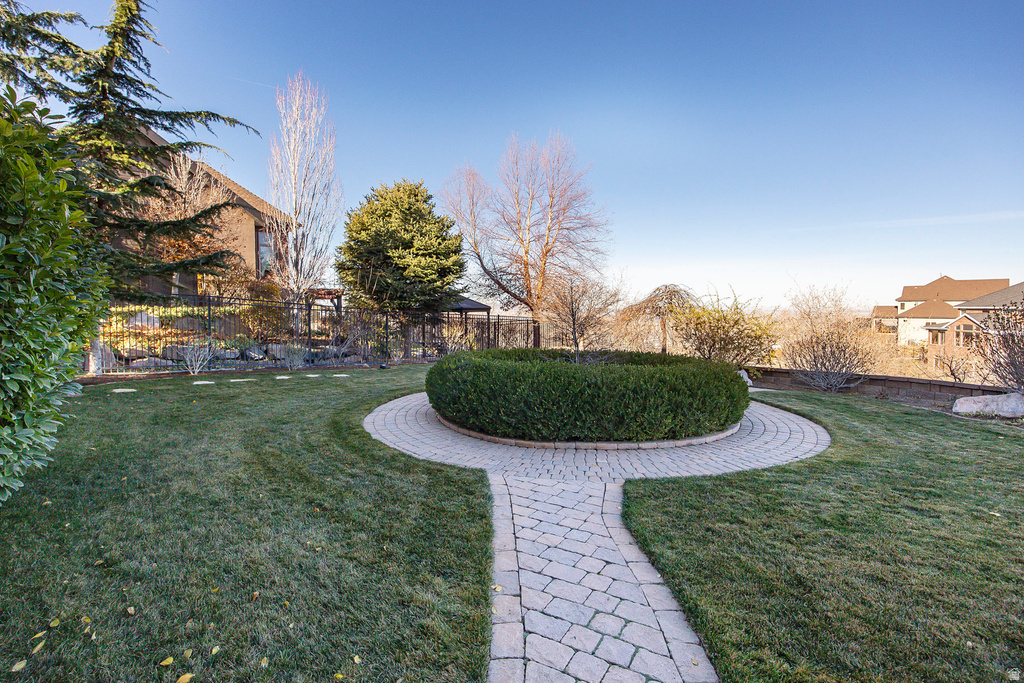 802 EAGLEPOINTE DR North Salt Lake, UT 84054