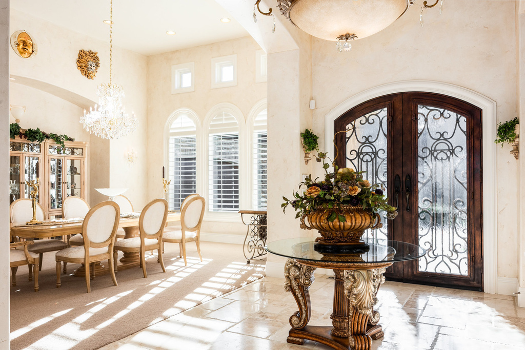 802 EAGLEPOINTE DR North Salt Lake, UT 84054