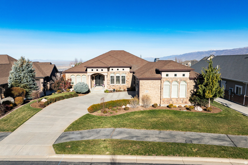 802 EAGLEPOINTE DR North Salt Lake, UT 84054