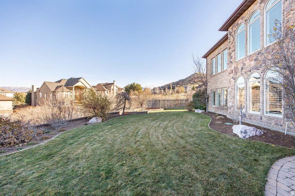 802 EAGLEPOINTE DR North Salt Lake, UT 84054