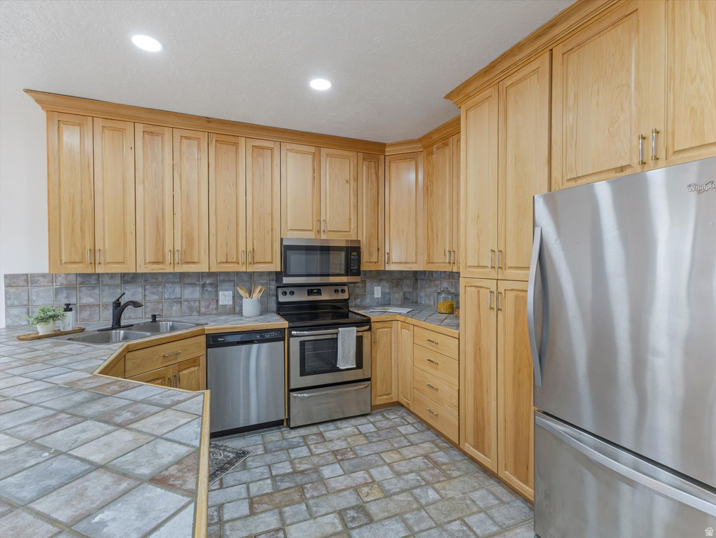 693 KINGSTON CIR Tooele, UT 84074