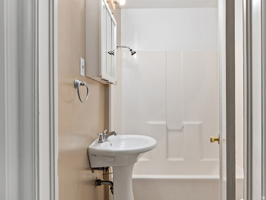 1476 E 3010 S Millcreek, UT 84106