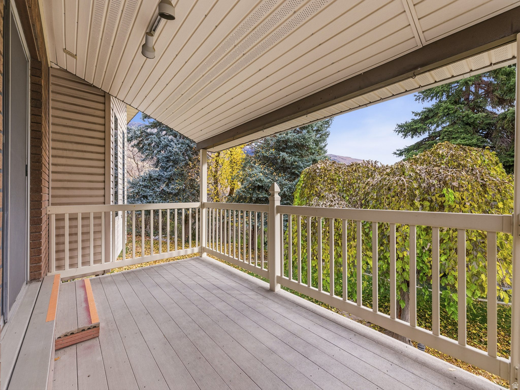 2702 E OAK HILLS DR Layton, UT 84040