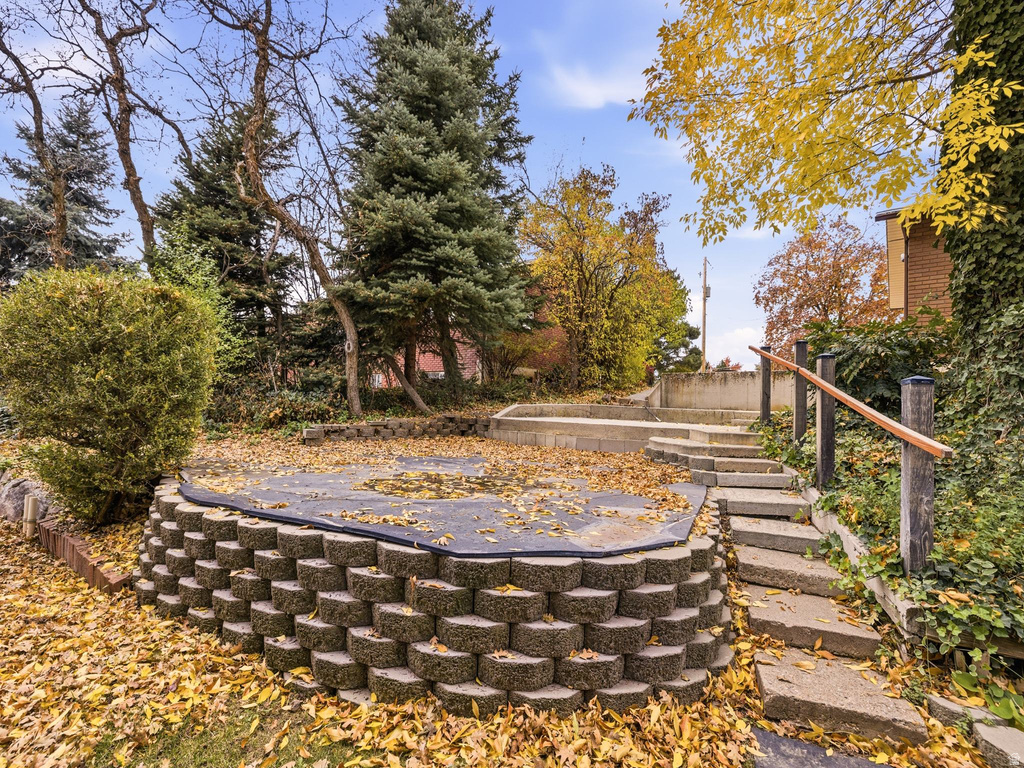 2702 E OAK HILLS DR Layton, UT 84040