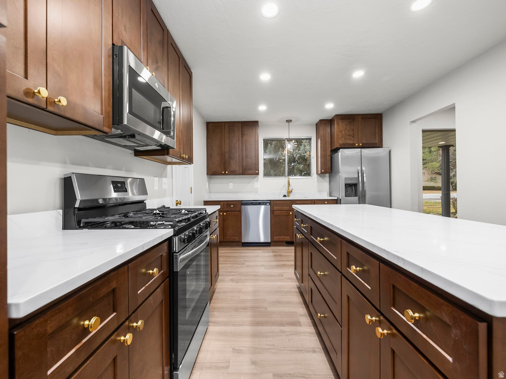 2702 E OAK HILLS DR Layton, UT 84040