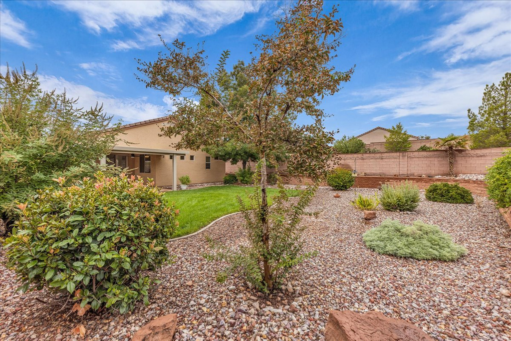 2093 E SLICK ROCK RD Washington, UT 84780