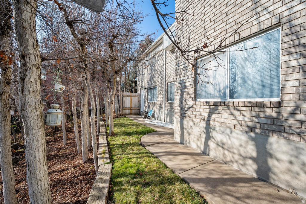 2222 E ROLLING OAKS LN Layton, UT 84040