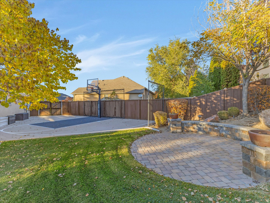 1074 E BLACK FOREST DR Sandy, UT 84094