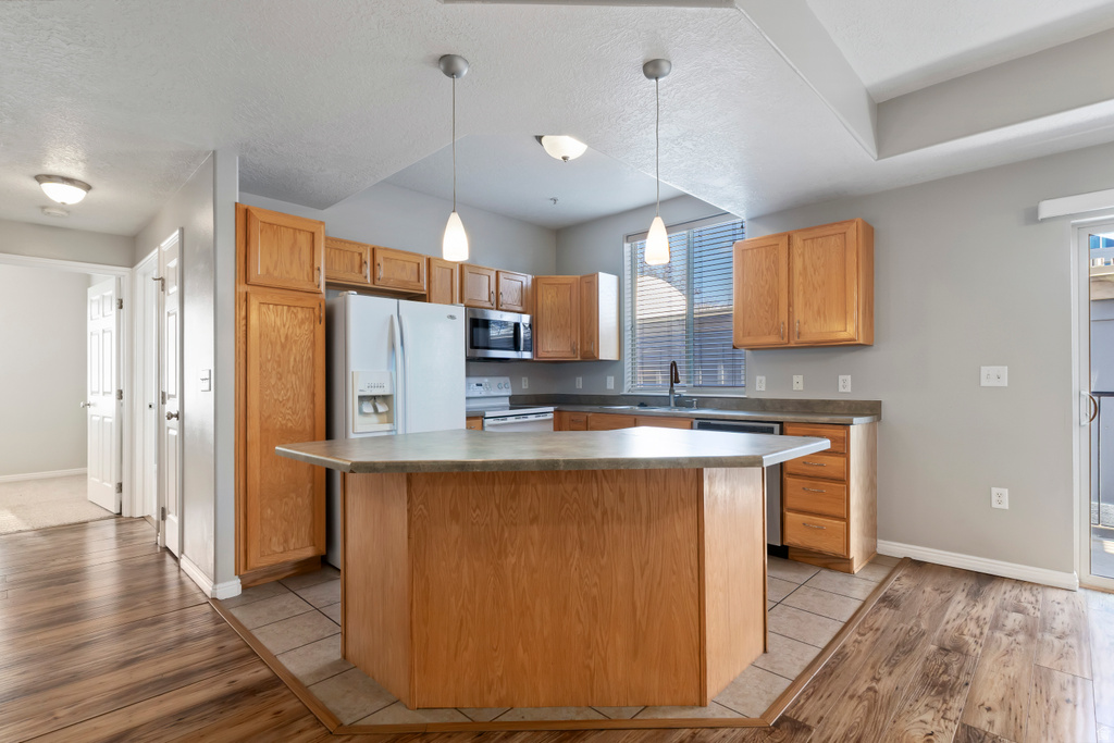 170 W ALBION VILLAGE WAY #202 Sandy, UT 84070