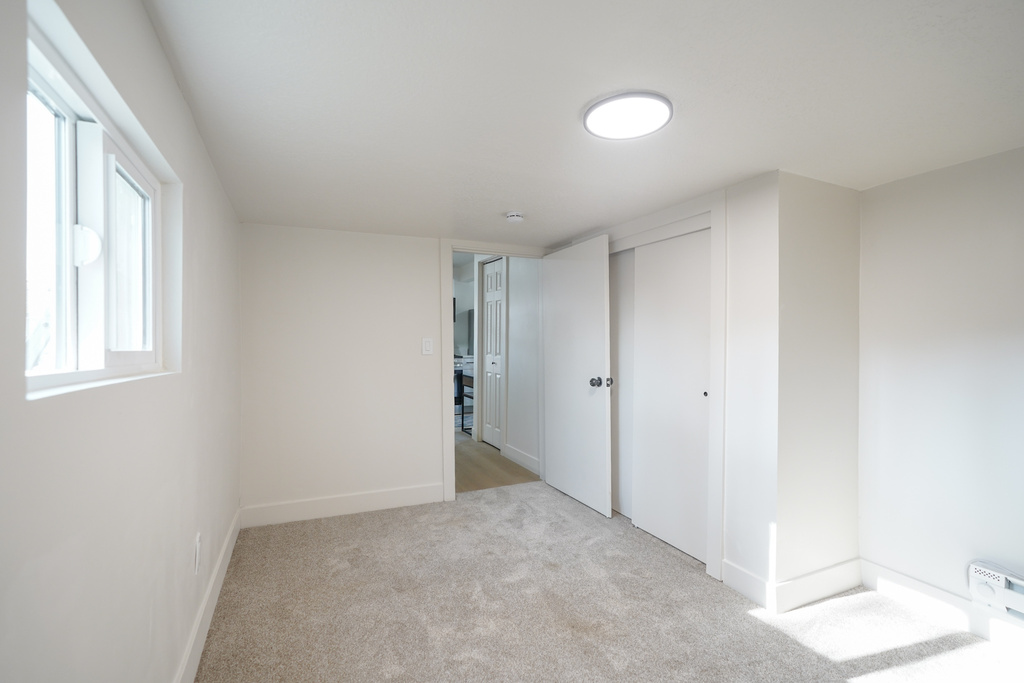 1563 W INDIANA AVE Salt Lake City, UT 84104