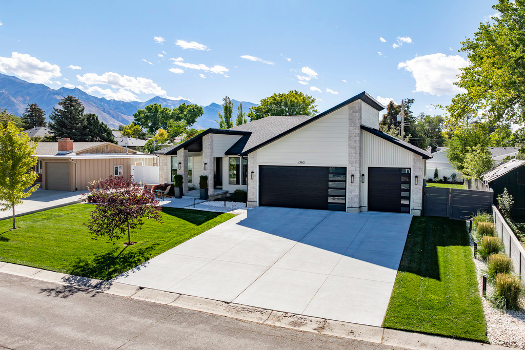 1562 E LONE PEAK DR Holladay, UT 84117