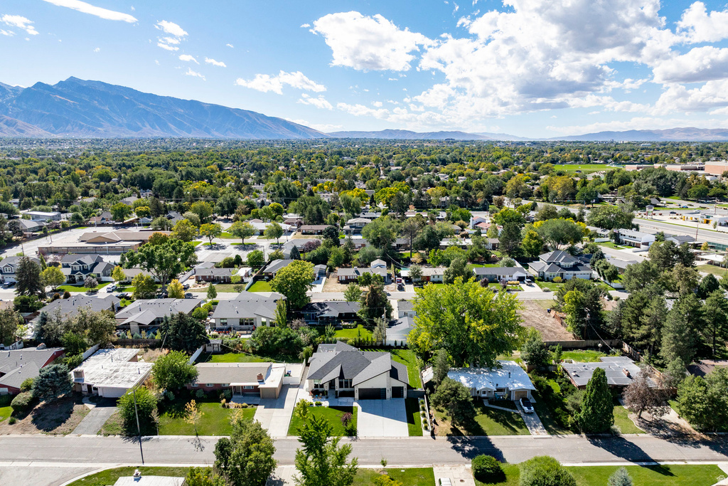 1562 E LONE PEAK DR Holladay, UT 84117