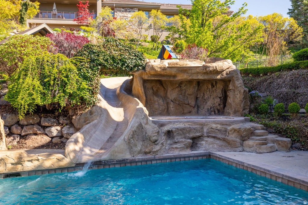 18 SNOW FOREST LN Sandy, UT 84092