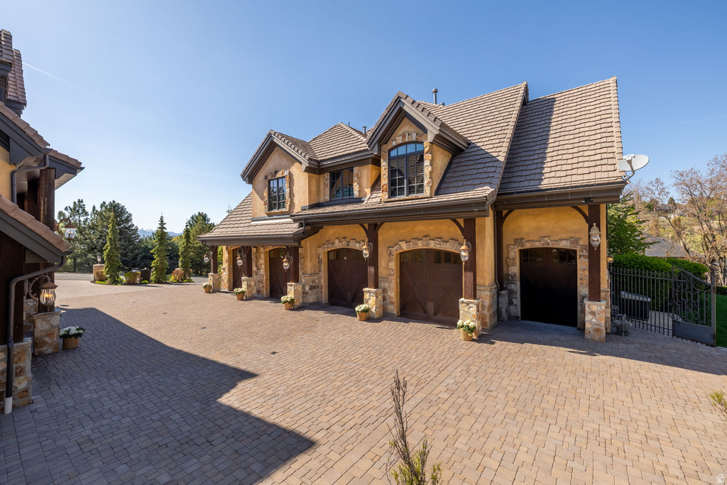 18 SNOW FOREST LN Sandy, UT 84092