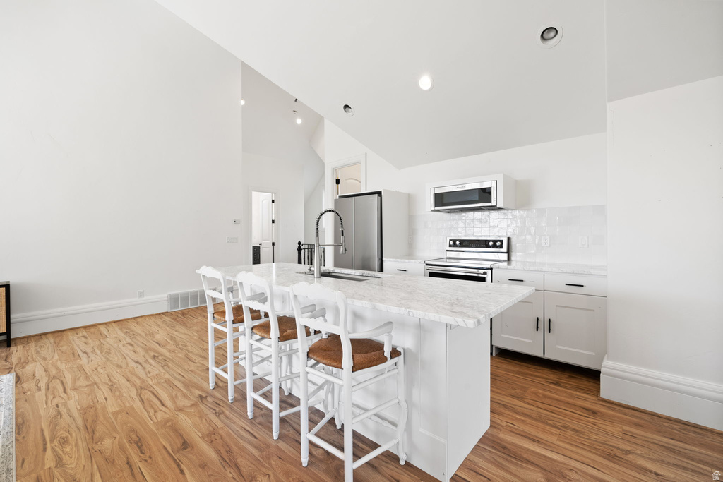 18 SNOW FOREST LN Sandy, UT 84092