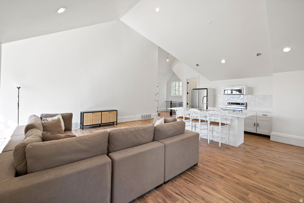 18 SNOW FOREST LN Sandy, UT 84092