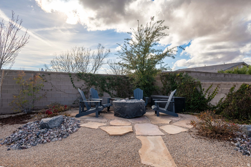 277 N BLACK CANYON AVE Washington, UT 84780