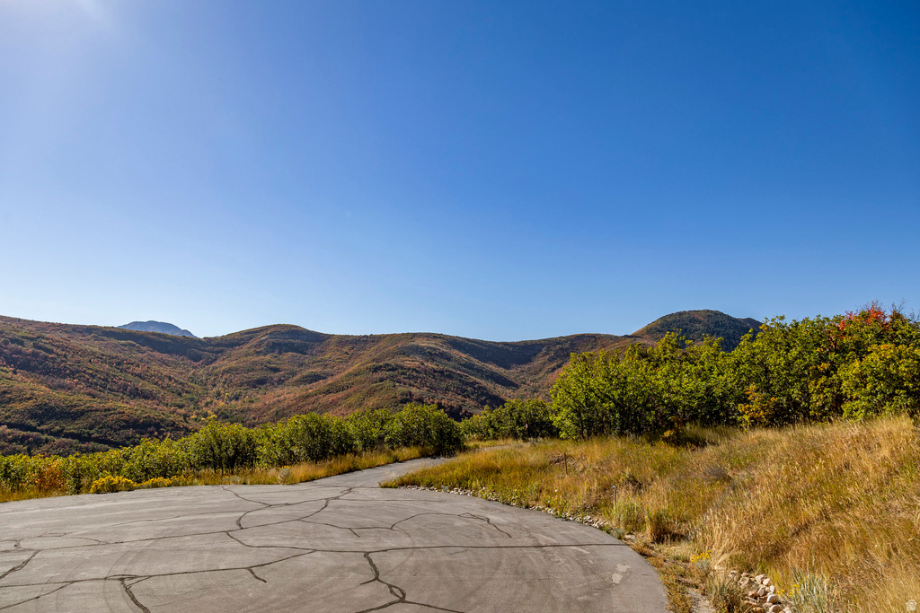 5855 E PIONEER RIDGE CIR Salt Lake City, UT 84108