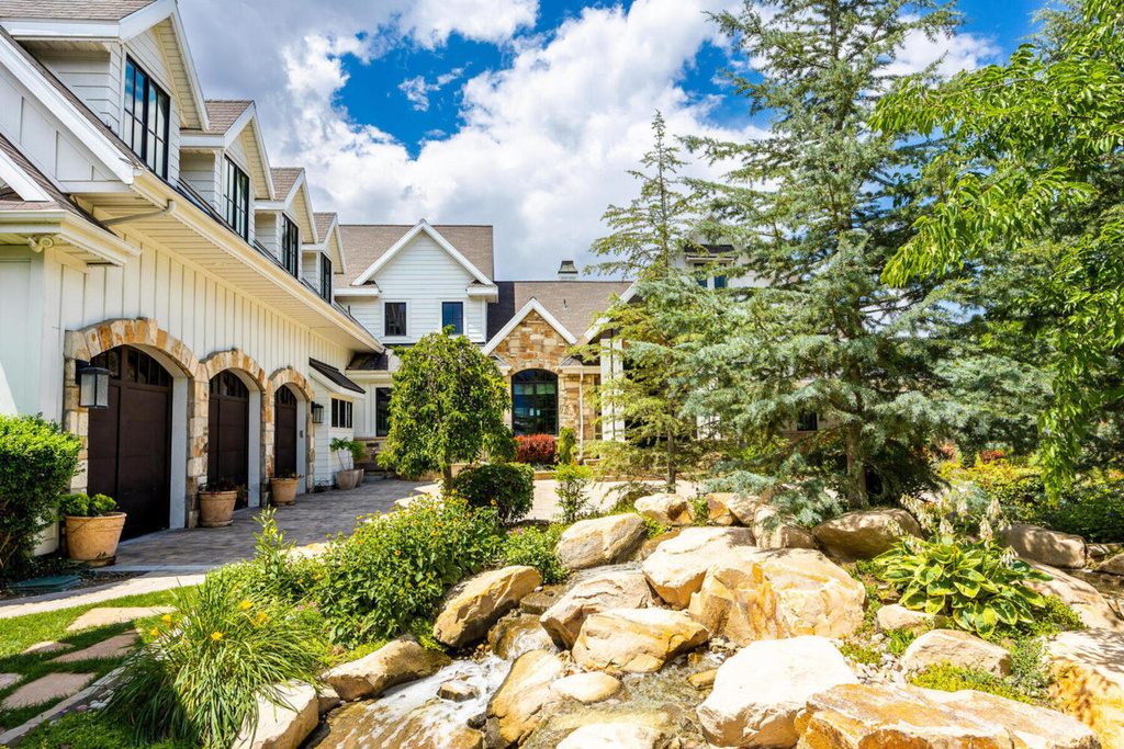 9456 S REDWOOD RD South Jordan, UT 84095