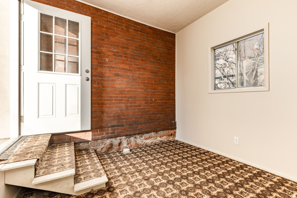 957 S LAKE ST Salt Lake City, UT 84105