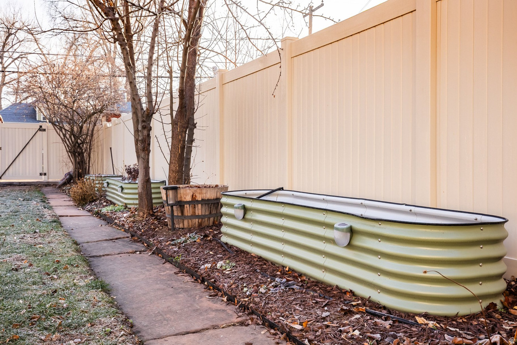 957 S LAKE ST Salt Lake City, UT 84105