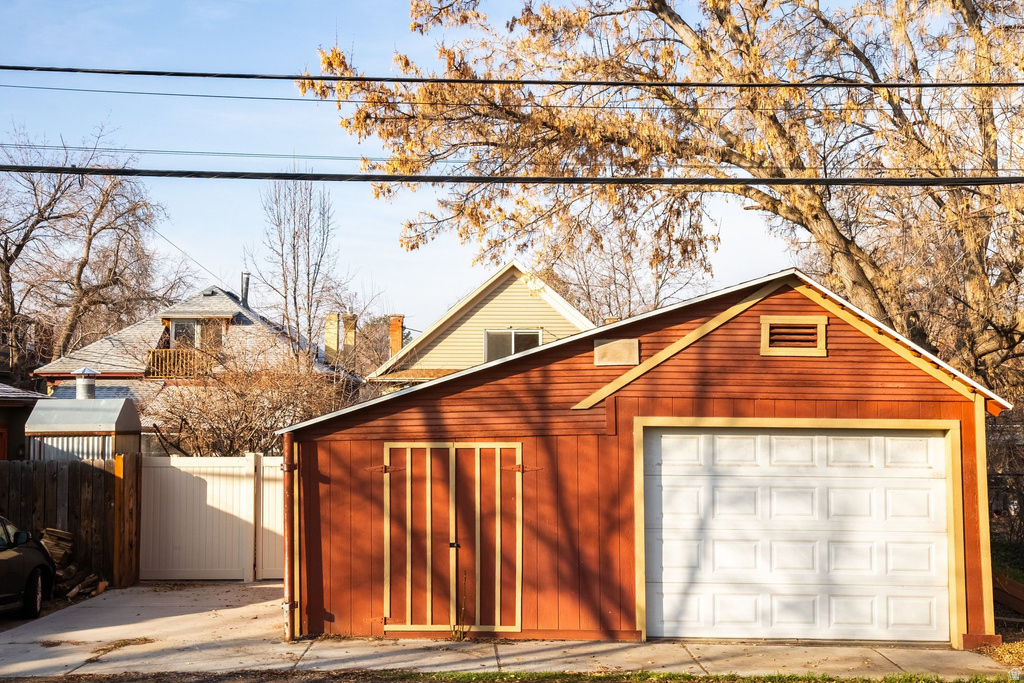 957 S LAKE ST Salt Lake City, UT 84105