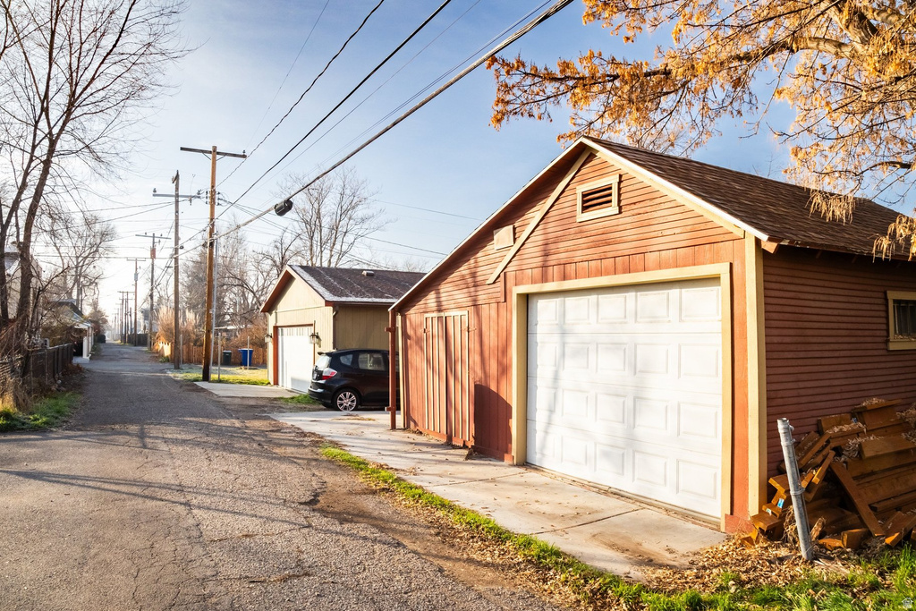 957 S LAKE ST Salt Lake City, UT 84105