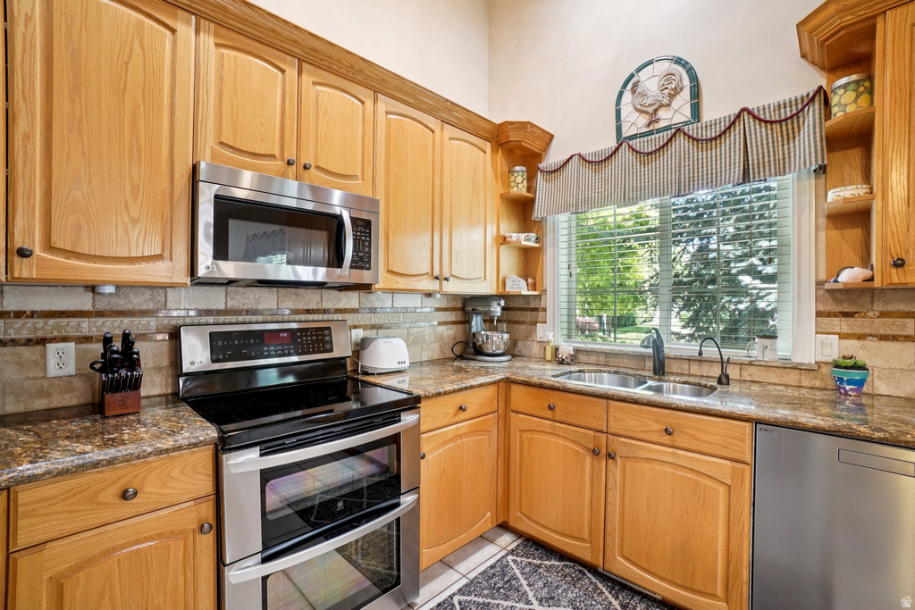 798 E SPRUCE TREE LN Sandy, UT 84094