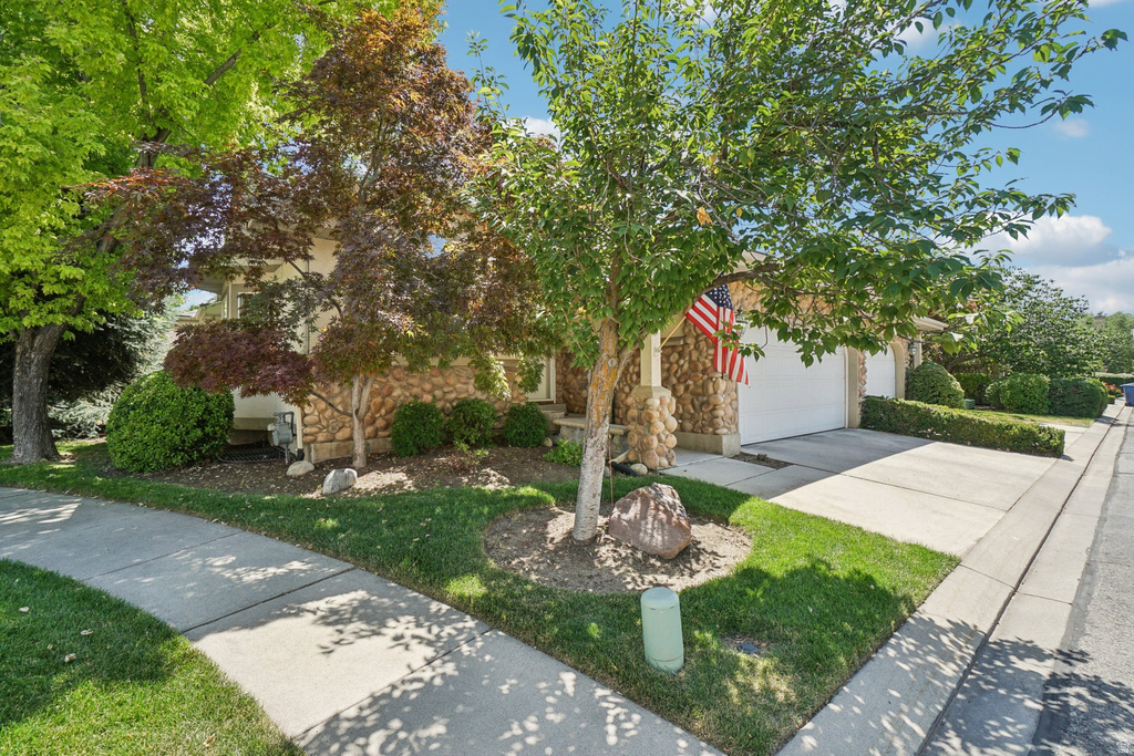 798 E SPRUCE TREE LN Sandy, UT 84094