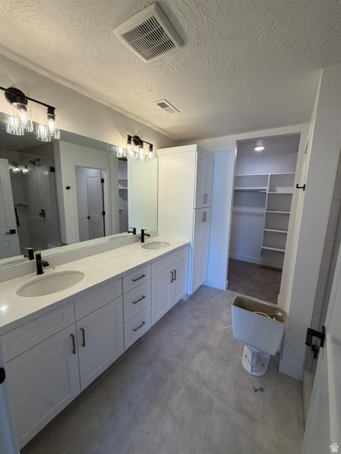 Dual vanity with undermount sinks, quartz countertop, and matte black fixtures