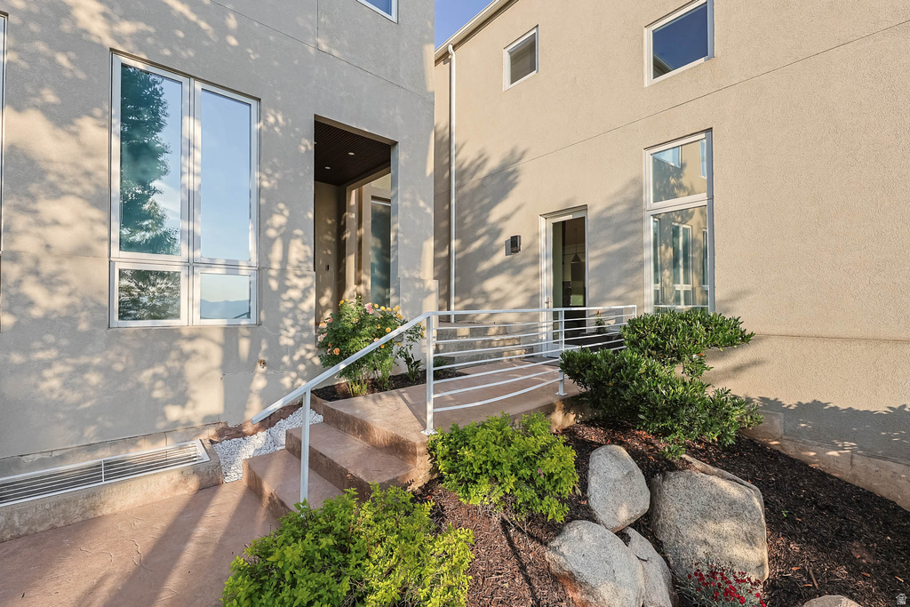 2093 S LAKELINE DR Salt Lake City, UT 84109