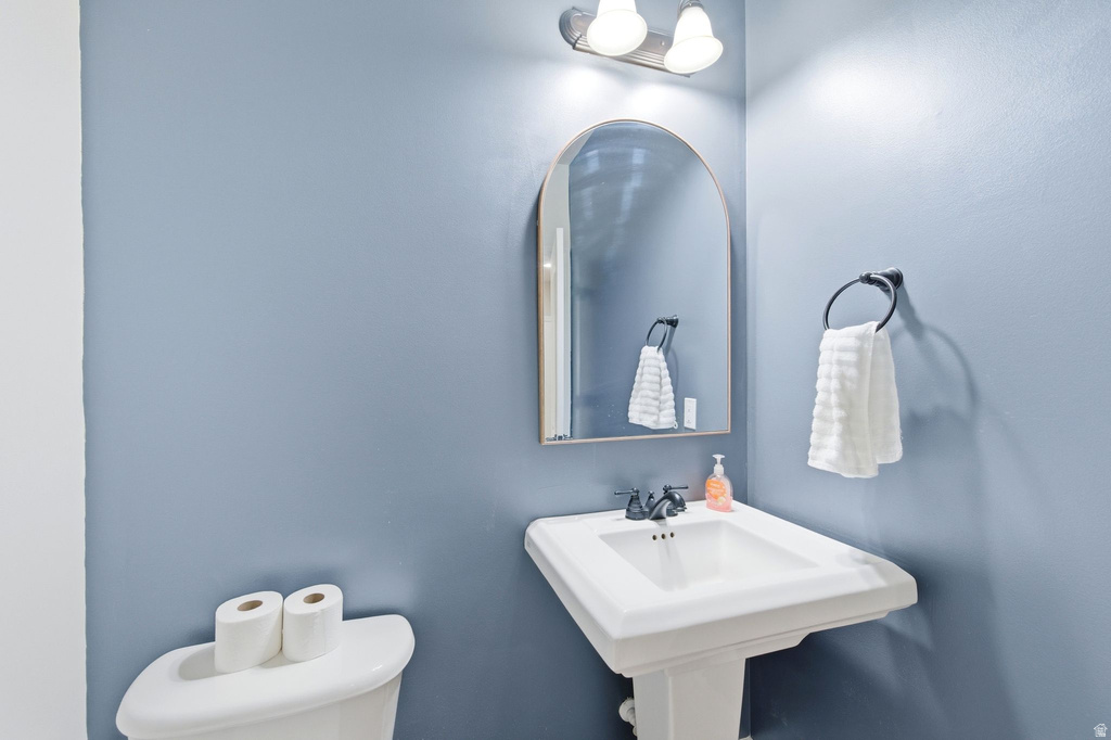 843 N EAGLEPOINTE DR North Salt Lake, UT 84054